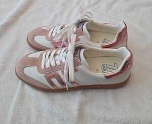 Back 70 Pink & White Lace-Up Women's Sneakers